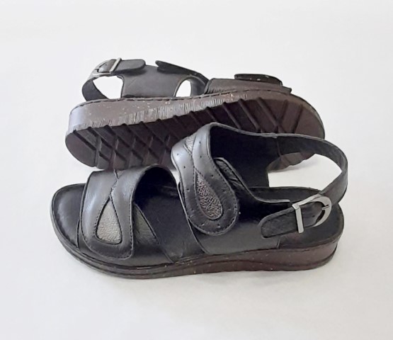5779 LOOKE čierne kožené sandále