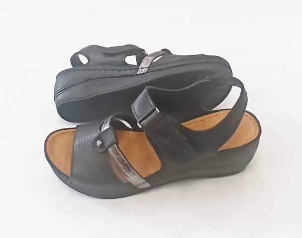 6426 T.SOKOLSKI čierne kožené sandále